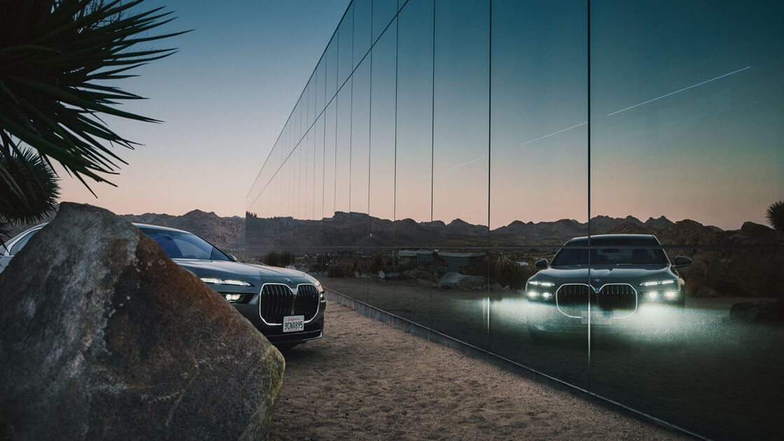 BMW i7 vor dem The Invisible House in der Joshua-Tree-W&uuml;ste in S&uuml;dkalifornien