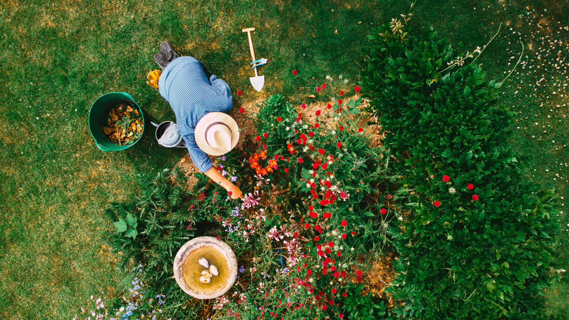 Mann beim G&auml;rtnern 