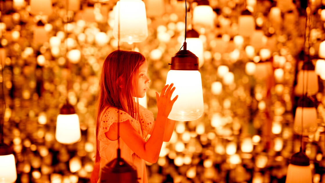 5_Forest of Resonating Lamps - One Stroke_Children_Fire_ &copy; teamLab