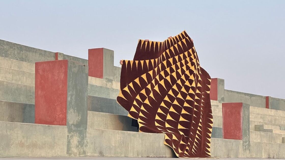 &bdquo;Ripple&ldquo; (cc-tapis) von Patricia Urquiola ist ein handgekn&uuml;pfter Teppich aus 100 Prozent Himalaya-Wolle. Die sich auff&auml;chernde Form l&auml;sst sich in der Gr&ouml;&szlig;e an KundInnenw&uuml;nsche anpassen und es stehen verschiedene Farbkompositionen zur Wahl