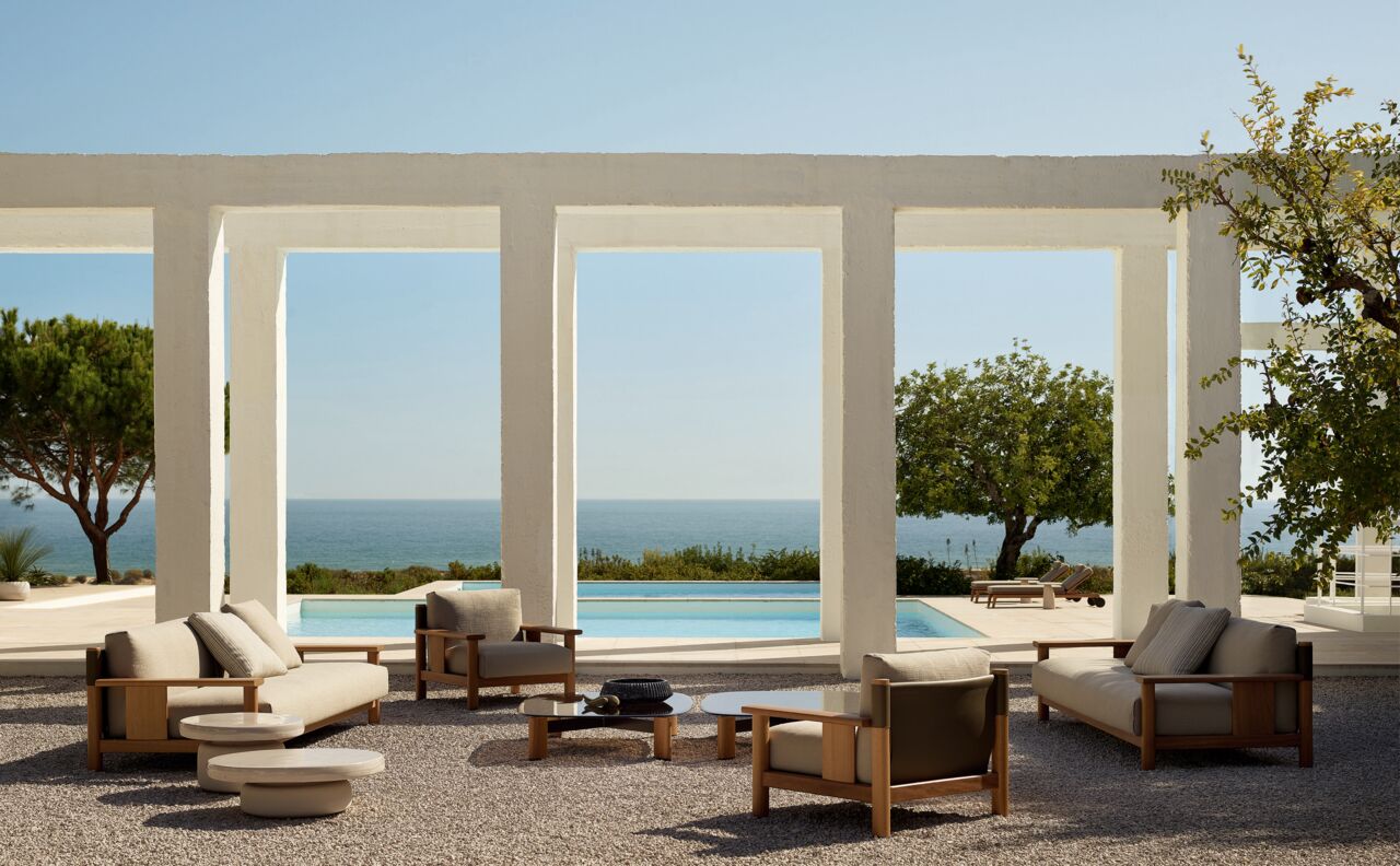 Inspiriert von der Seefahrt, bietet die Kollektion KETCH von Jean-Marie Massaud eine flexible Rückenlehne aus robustem, wasserabweisendem Iroko-Holz und bequeme, wetterfeste Kissen. Poliform Outdoor Ketch