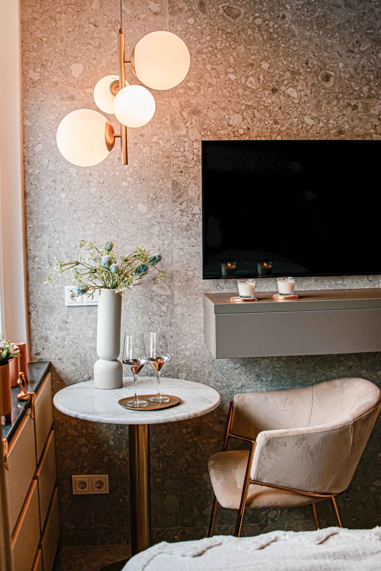 Sch&ouml;ne H&auml;ngeleuchte &uuml;ber Tisch in Ferienwohnung