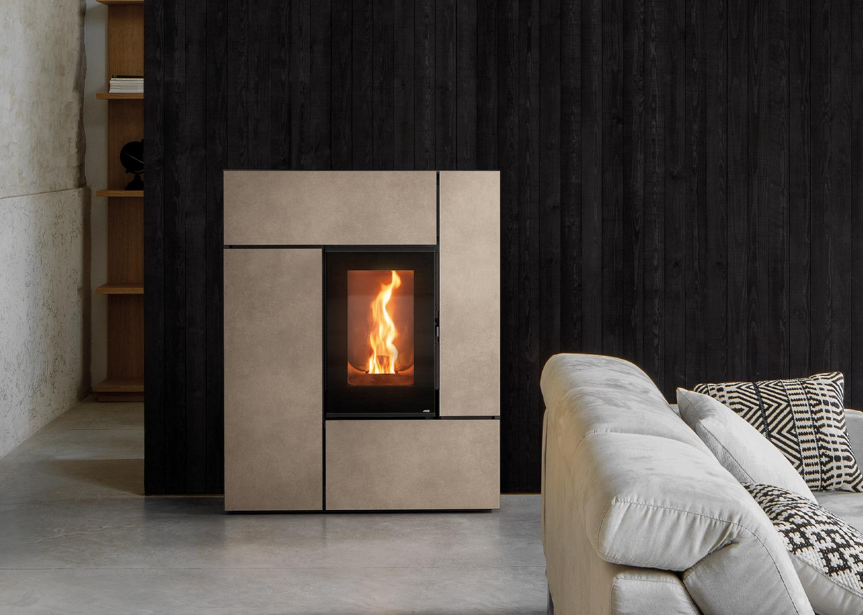 Schlanker Steingut-Pelletofen „Feel" von MCZ