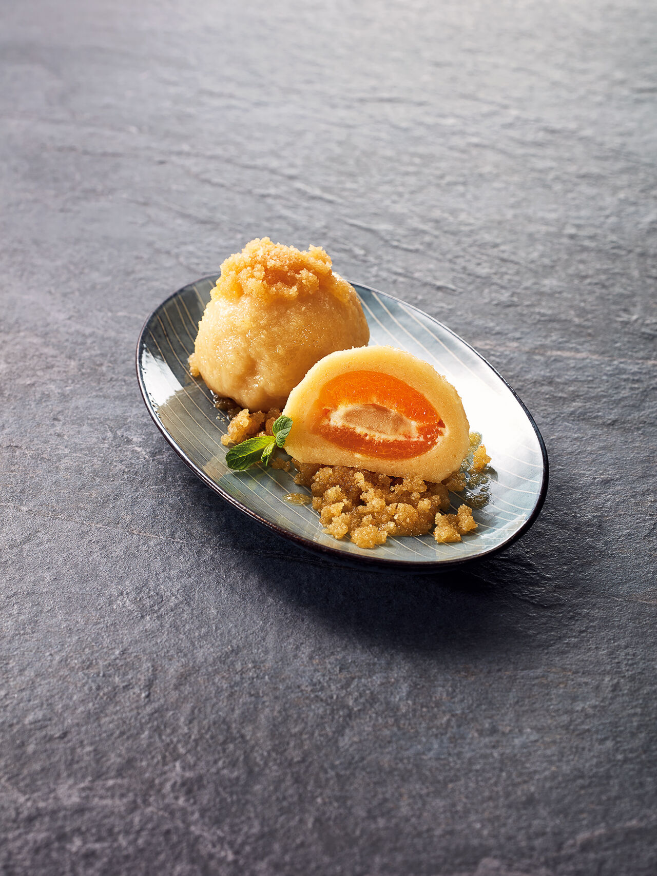 Topfenknödel mit Aprikosen-Marzipan-Füllung_5696_V1