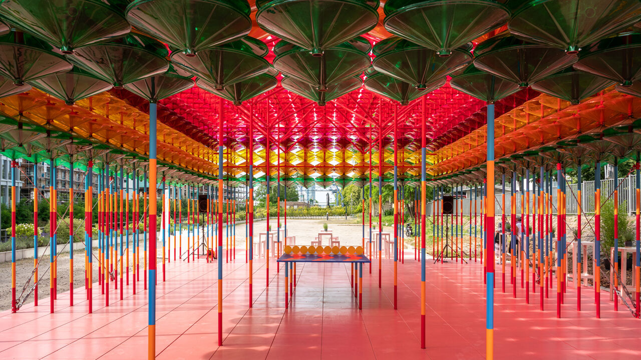 Yinka Ilori: Kunstinstallation &bdquo;Filtered Rays&ldquo;