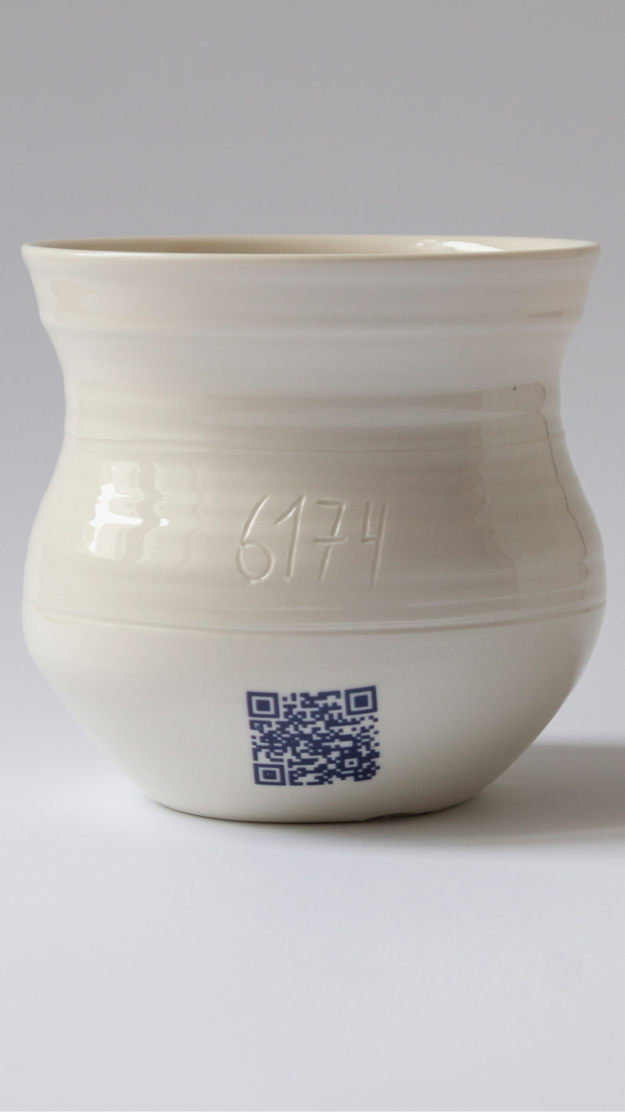 Nummeriertes Porzellangef&auml;&szlig; von Uli Aigner