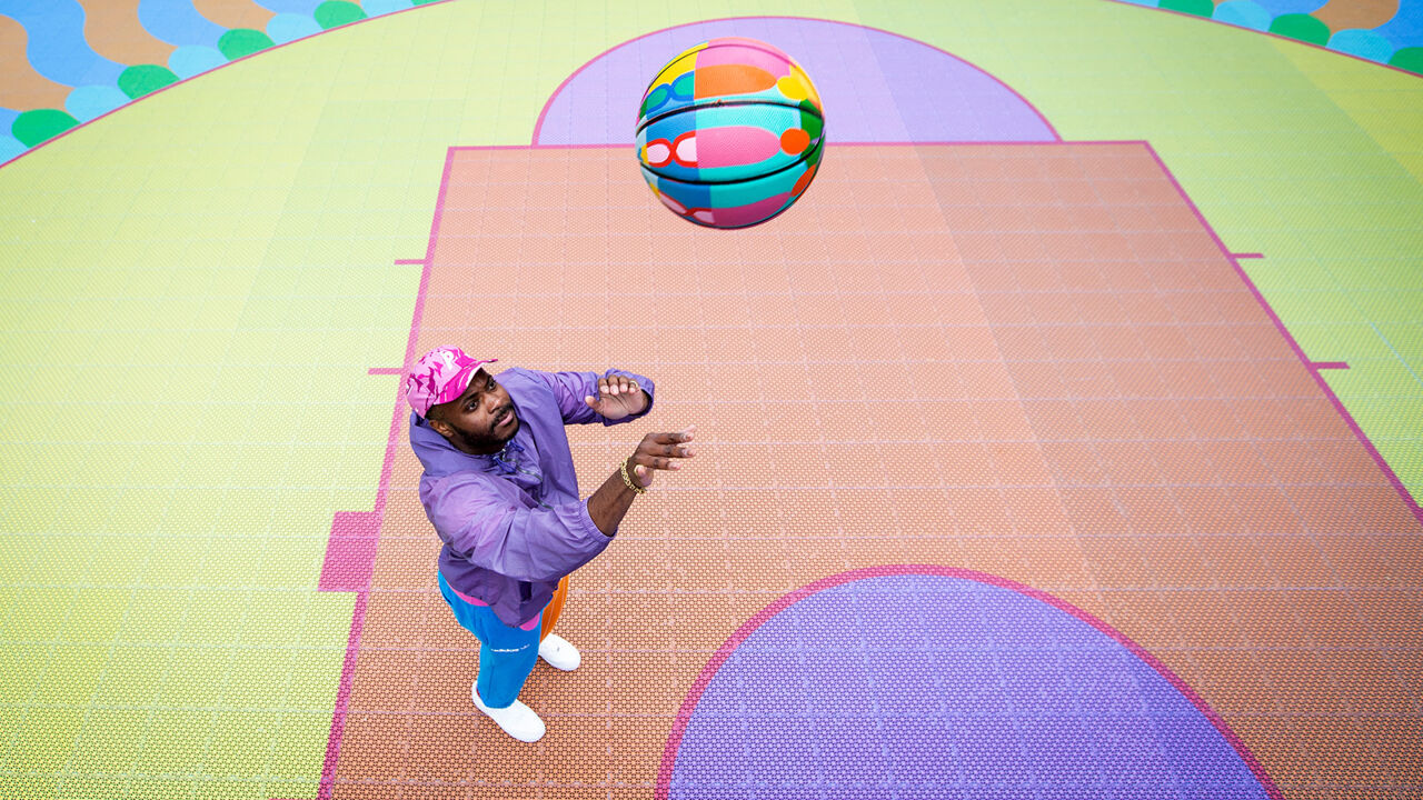 Yinka Ilori auf dem Basketballplatz &bdquo;Creative Courts&ldquo; 