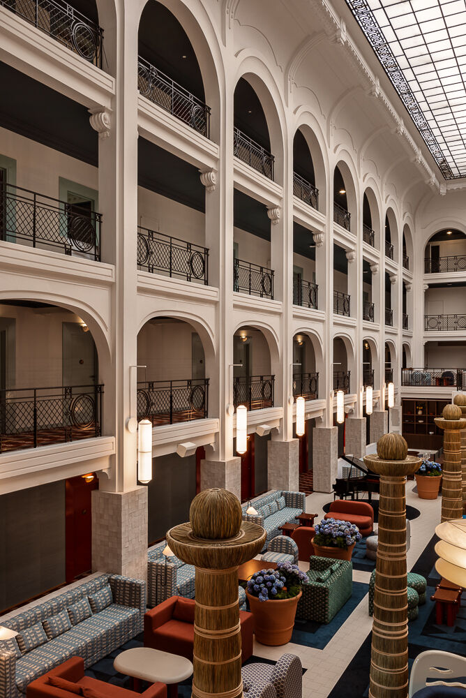 Atrium mit Sofas im Regina Experimental Hotel in Biarritz, Frankreich