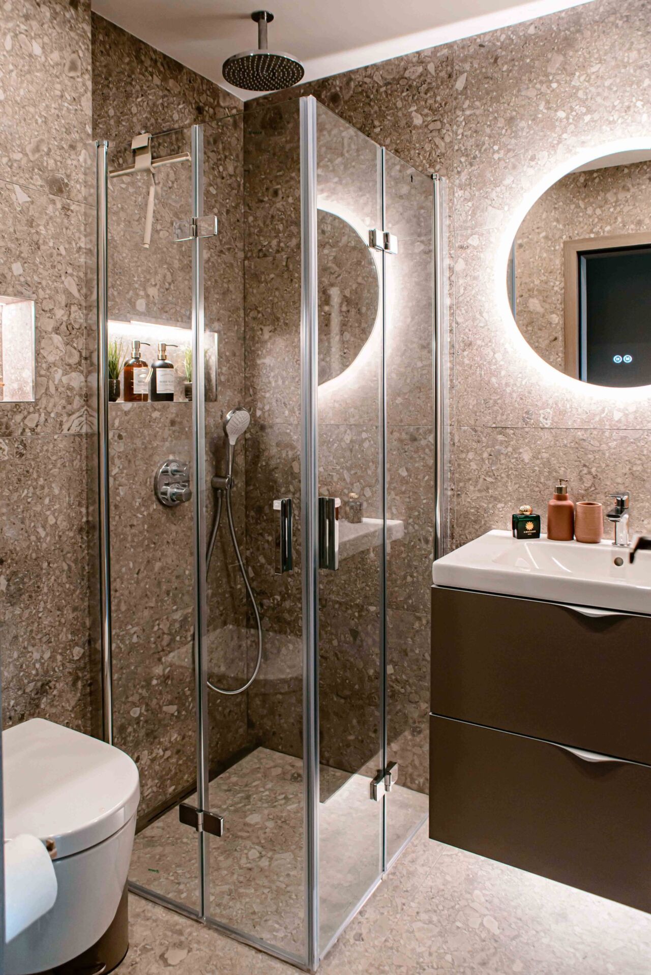 Dusche in Badezimmer in Ferienwohnung