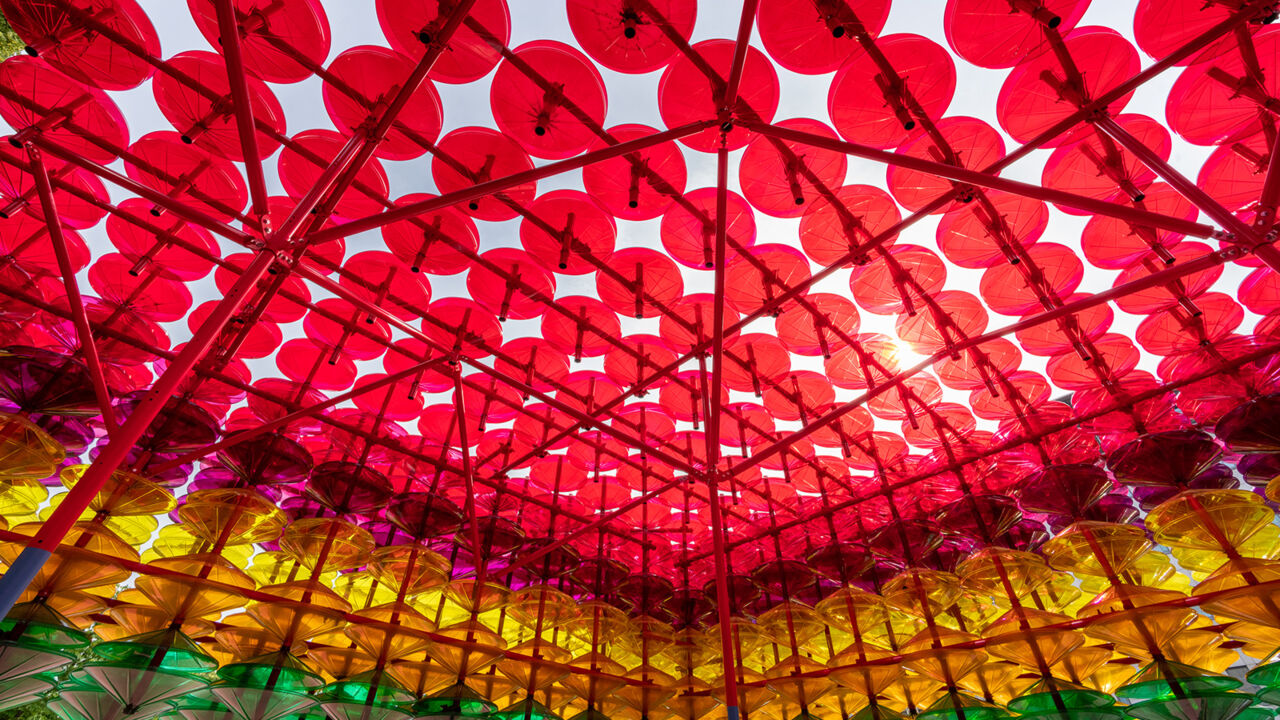 Yinka Ilori: Pavillon &bdquo;Filtered Rays&ldquo; vor dem Hotel Estrel in Berlin 