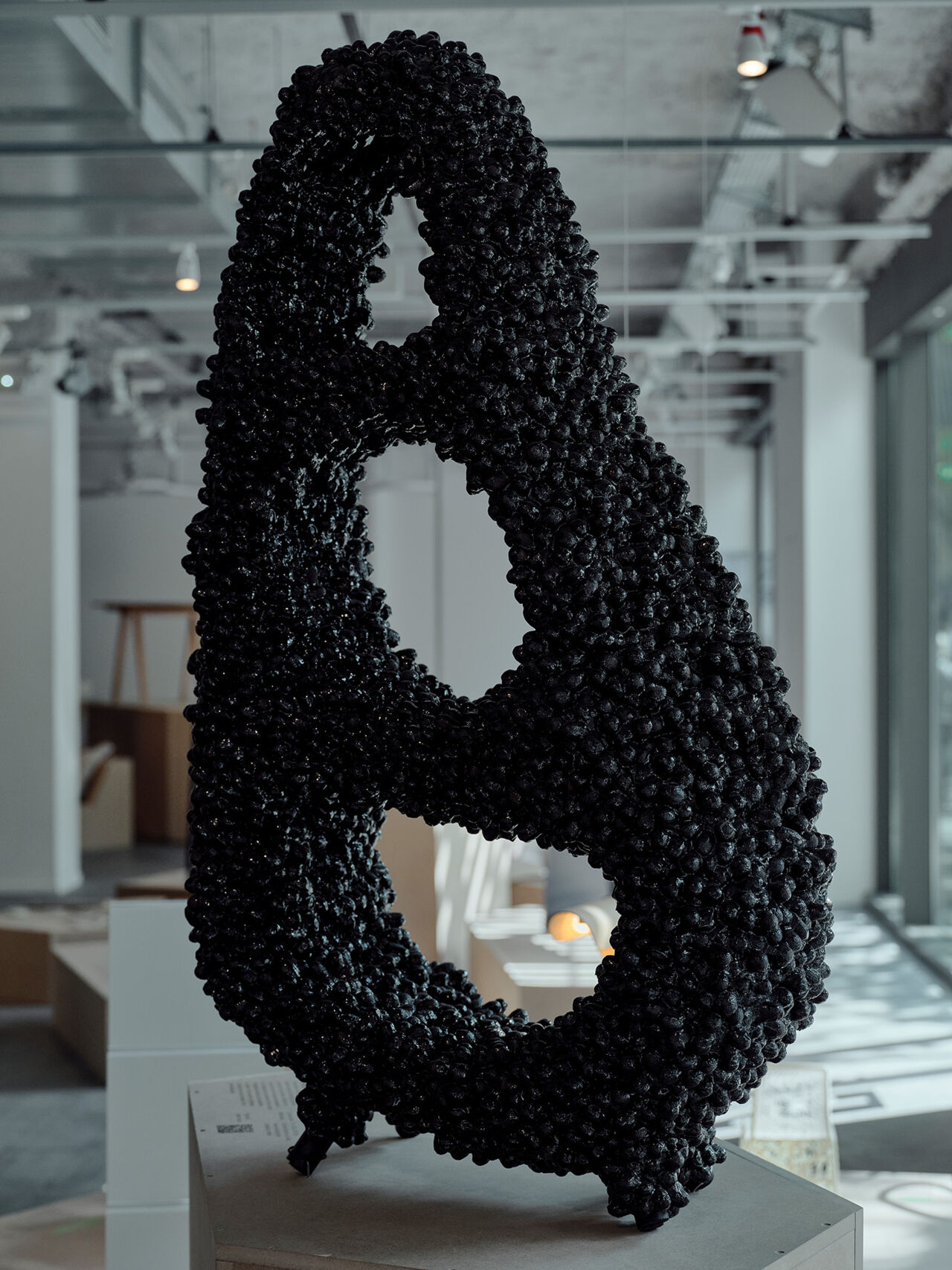 Skulptur aus Kokons von Seidenraupen von Marl&egrave;ne Huissoud in Ausstellung Le French Design by VIA