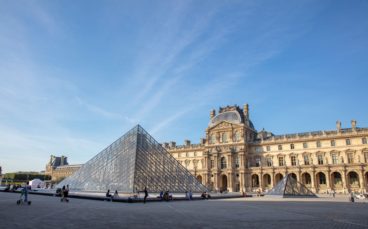 Au&szlig;enansicht Louvre in Paris 