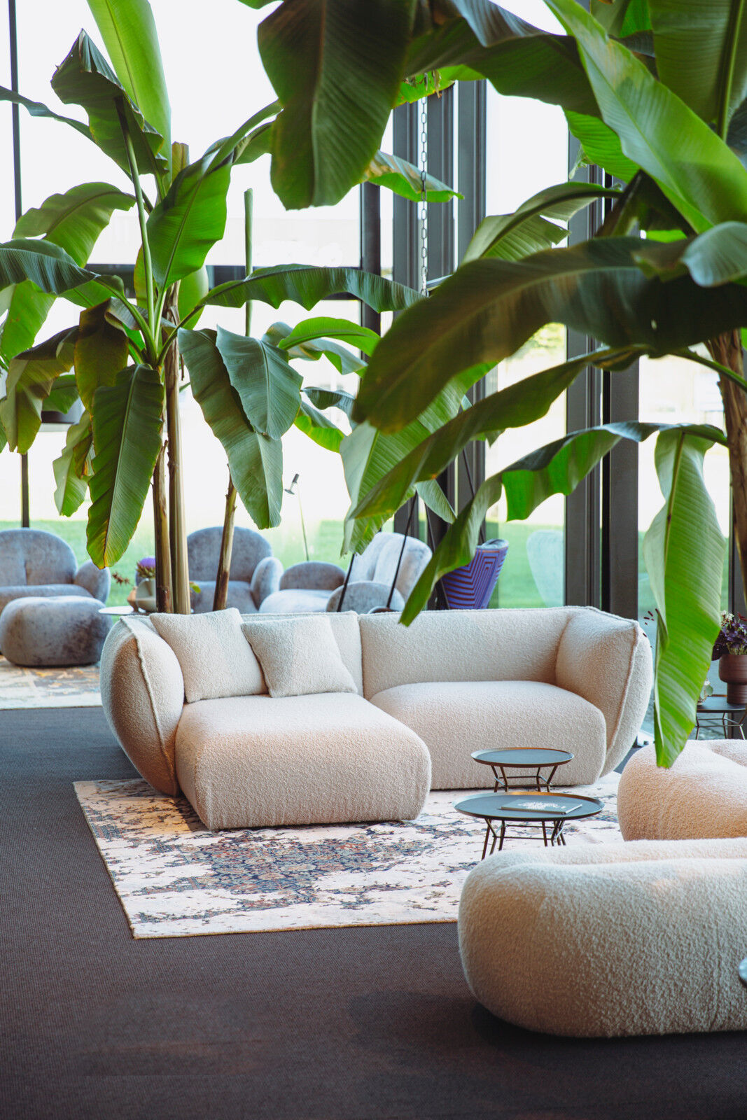 Sofa Mia von Freifrau in gro&szlig;em hellen Raum unter Palmen