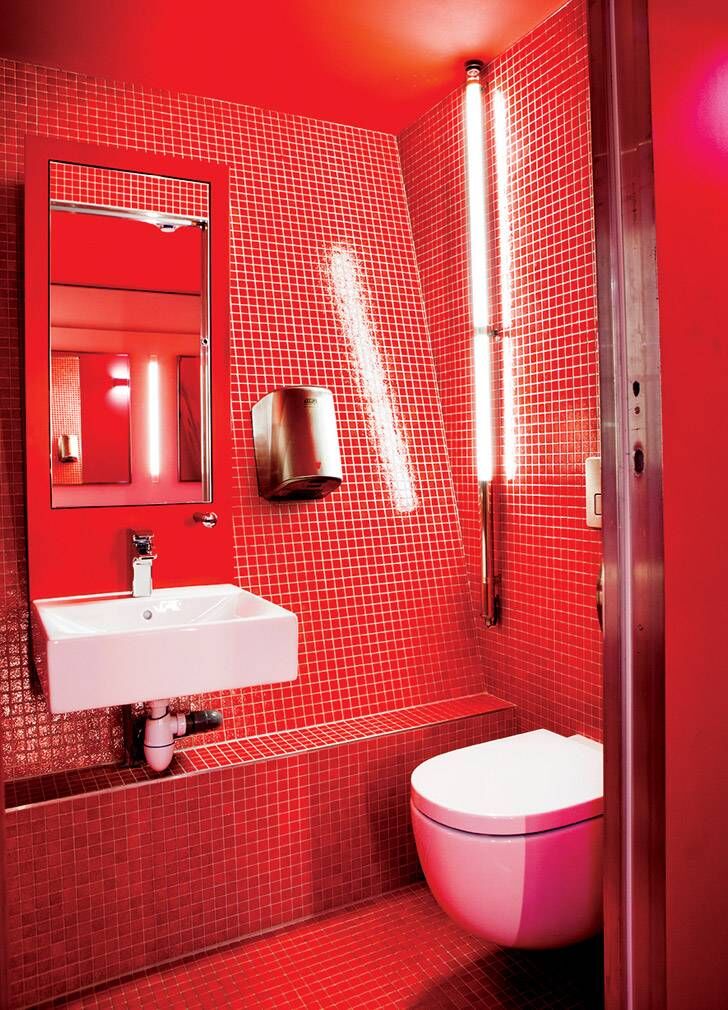 Wei&szlig;e Toiletten auf dem Eiffelturm von Roca