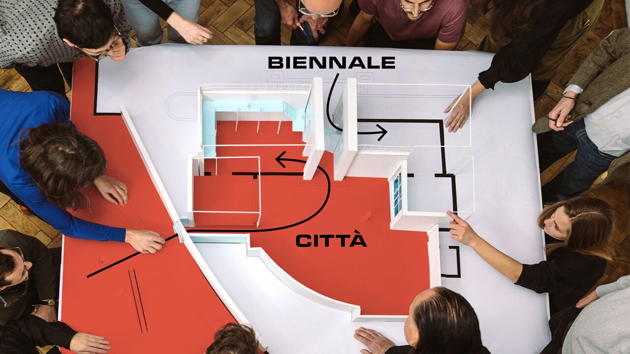 AKT und Hermann_Czech mit ihrem Modell f&uuml;r die Architekturbiennale 2023