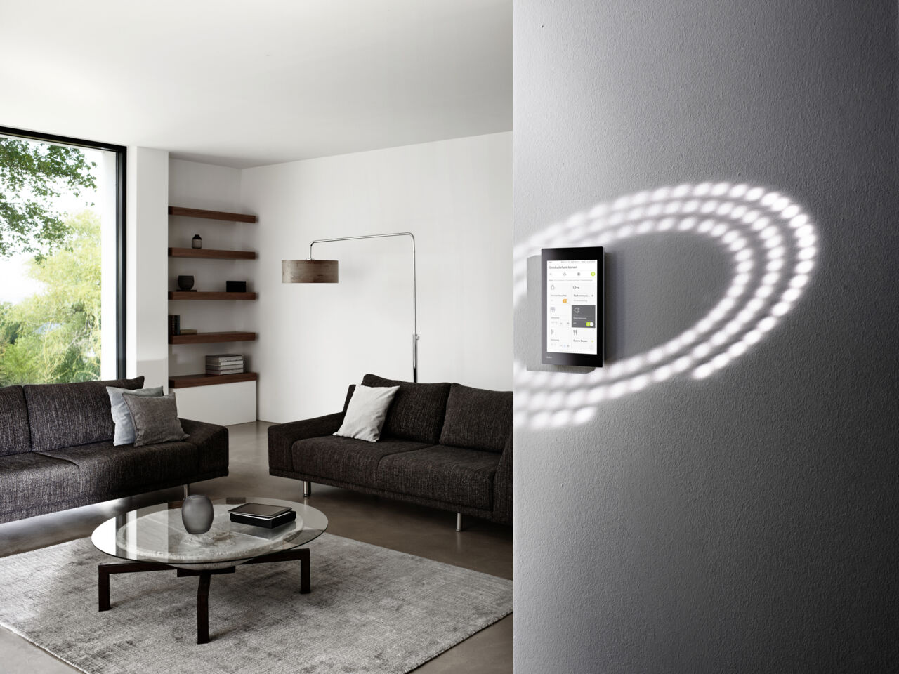 G1-schwGlas_Screen-Gebaeudefunktionen-Kachel_DE_Milieu-SmartHome-Wohnzimmer-shot 04-063-com04_eciRGBv2