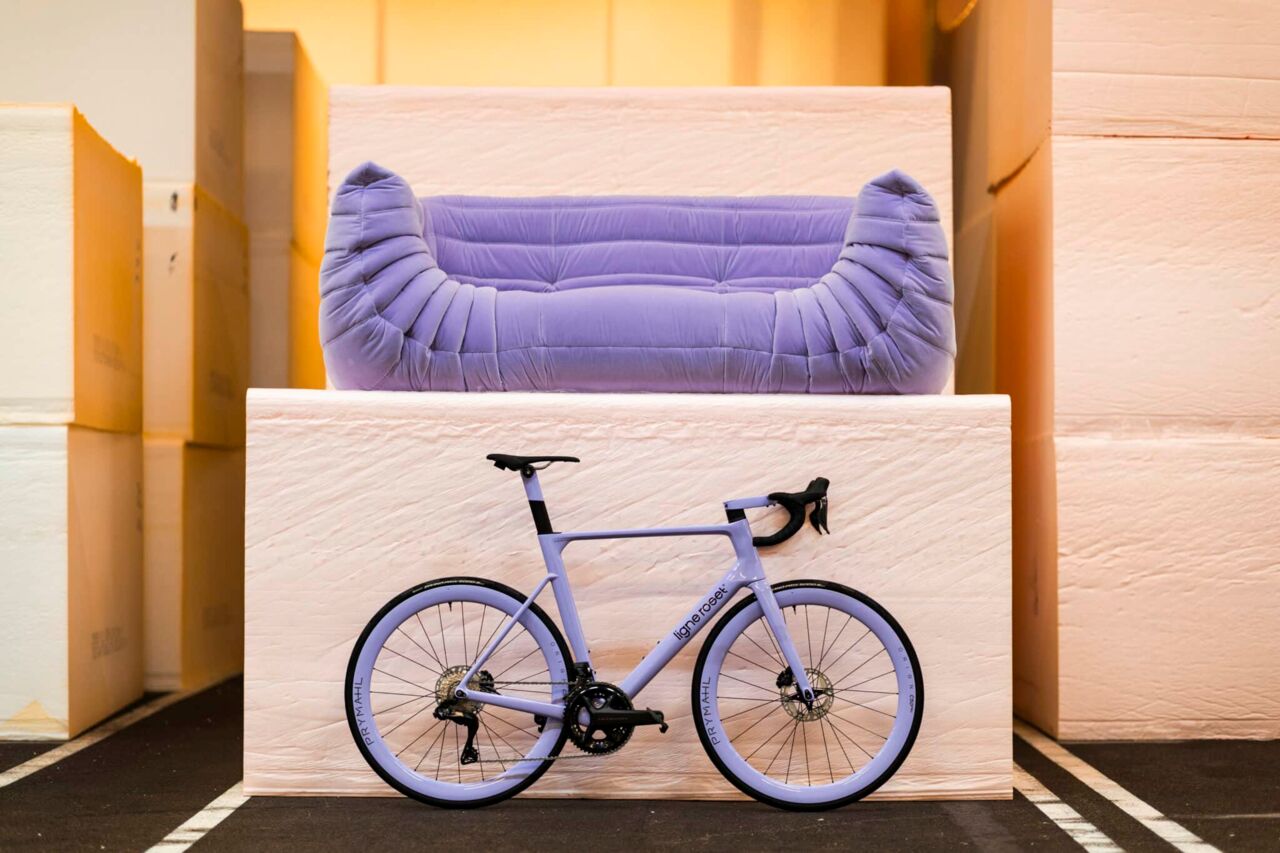 Ligne Roset x Origine Fraxion GTR Bike und Togo Sofa