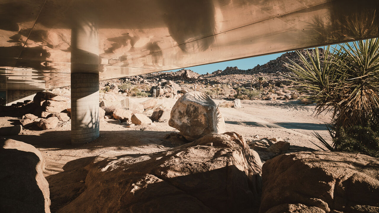 The Invisible House mit Blick in die s&uuml;dkalifornische W&uuml;ste 