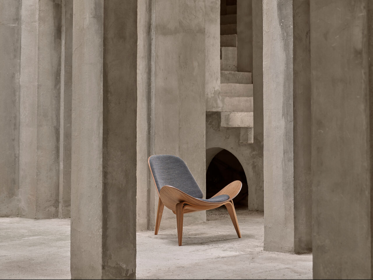 CH07 Shell Chair, Nussbaum, ge&ouml;lt 