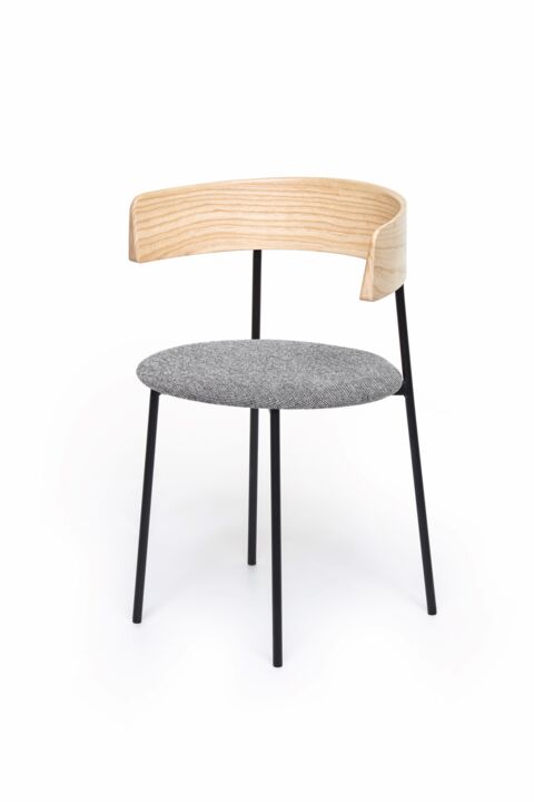 ch-028_friday_dining_chair_with_arms_-_natural_-_hallingdal_126_-_front