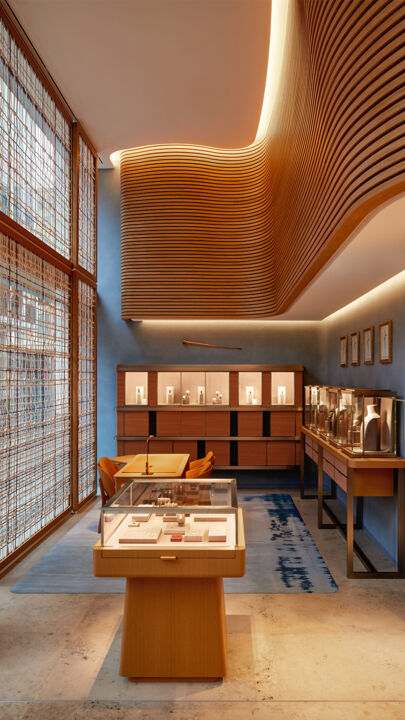 Vorderer Bereich in Schaufenstern&auml;he, Hermes Store in Hamburg 