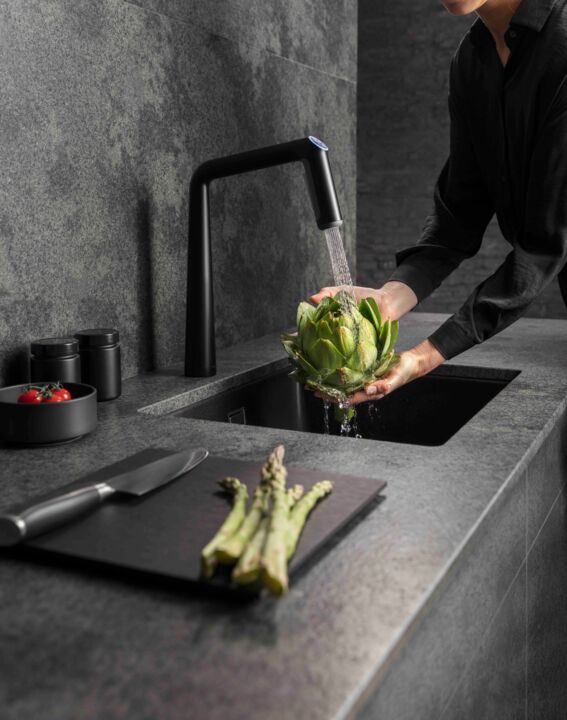 Person w&auml;scht Gem&uuml;se unter Armatur Kio von KWC