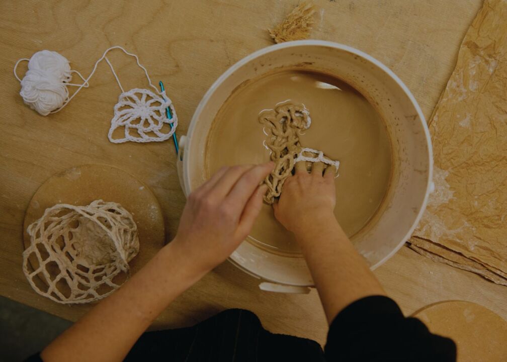 Lena St&uuml;ber von der HBKSaar taucht Netz in fl&uuml;ssiges Porzellan