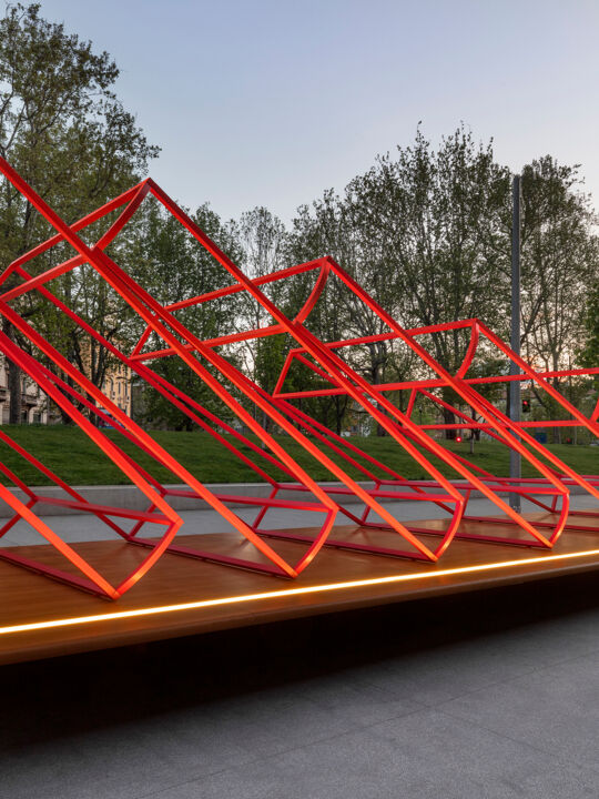 Installation von Ron Gillad v&uuml;r UniFor Showroom auf dem Salone del Mobile 2023