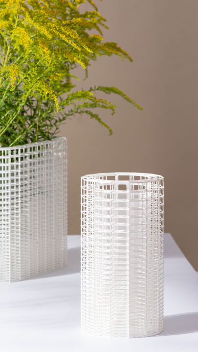 Vase rise in Wei&szlig; von j&uuml;ngerk&uuml;hn