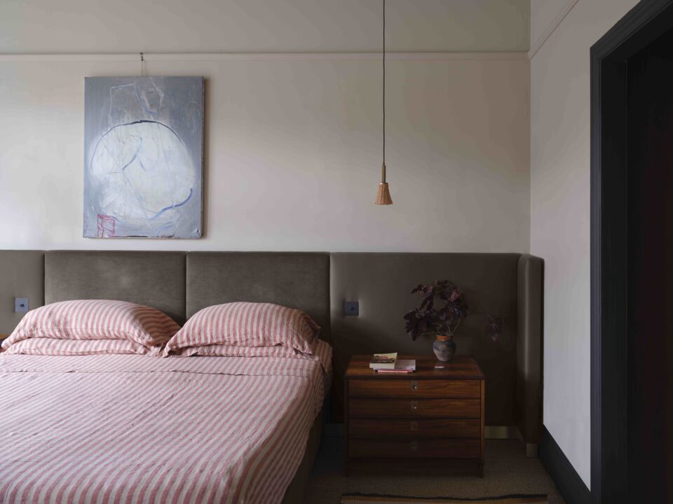 Schlafzimmer mit Lehmfarbtönen von Farrow & Ball