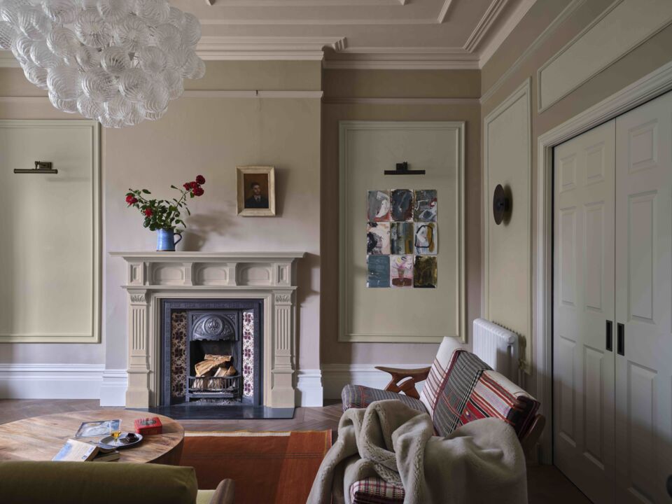 Wohnzimmer mit Lehmfarbt&ouml;nen von Farrow & Ball