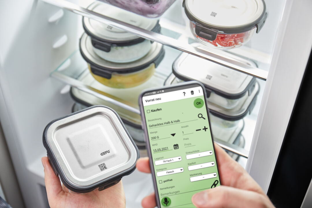 GEFU Frischhaltedose MILO mit QR Code wird vor K&uuml;hlschrank gescannt