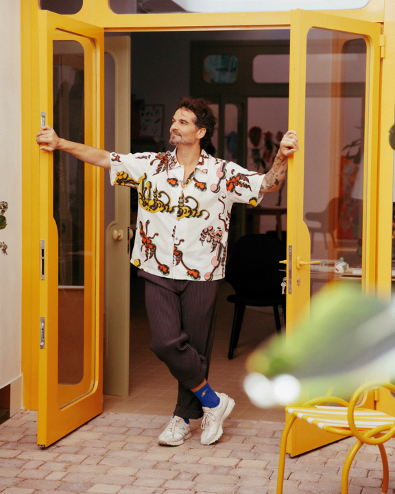 Jaime Hayon steht an der Tür zum Innenhof seines Ateliers