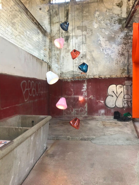 Leuchte "Grid" von Thier & van Daalen in altem Schlachthof in Mailand w&auml;hrend Milan Design Week 2023