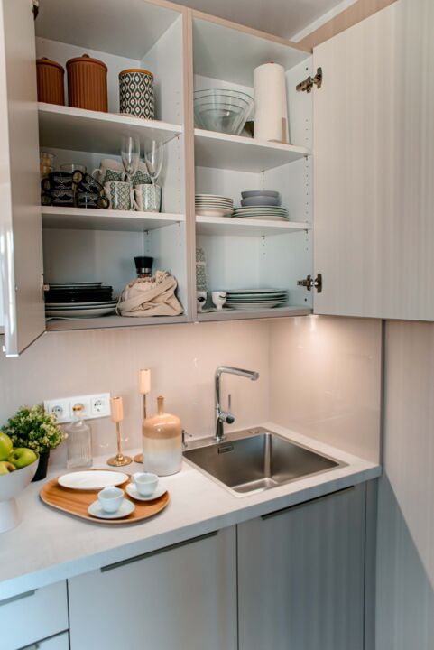 ge&ouml;ffnete K&uuml;chenschr&auml;nke in Ferienwohnung