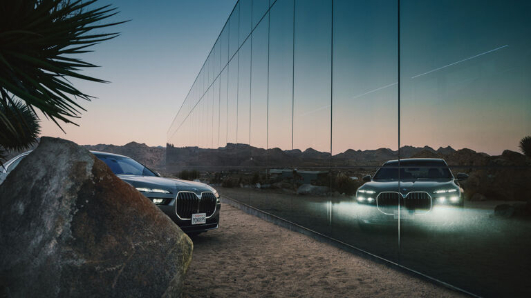 BMW i7 vor dem The Invisible House in der Joshua-Tree-W&uuml;ste in S&uuml;dkalifornien